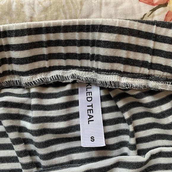 Tickled Teal Women’s Navy White Hi Lo Striped MIDI Skirt Size Small - Picture 5 of 5